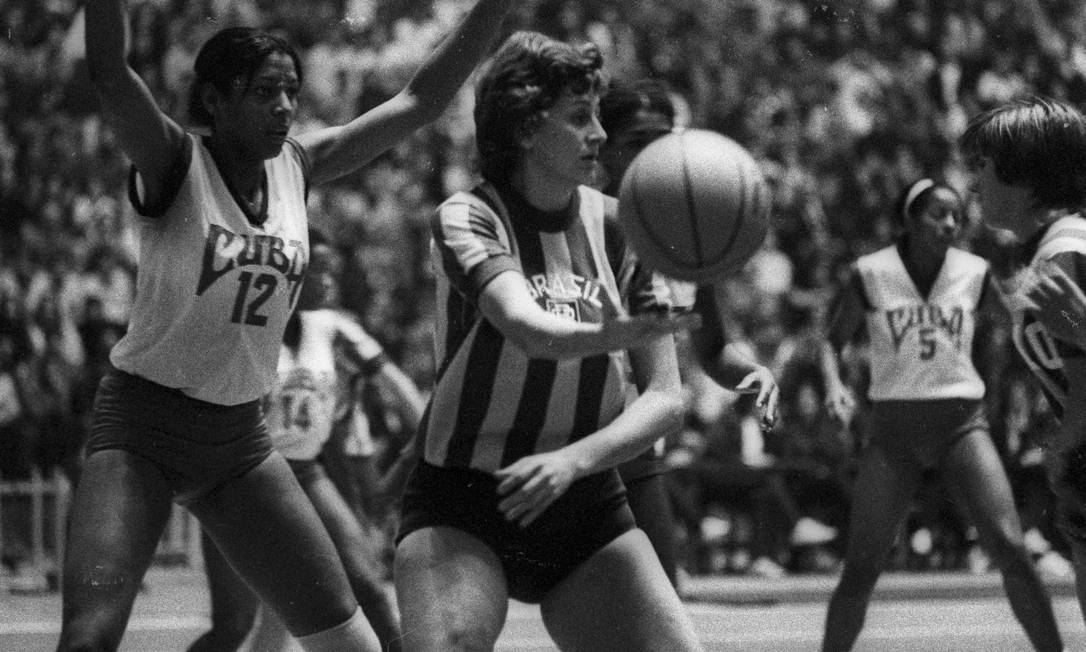 Marlene em destaque com a bola em um Brasil x Cuba pelo Campeonato Mundial de basquete feminino de 1971 Foto: Arquivo / Agência O Globo