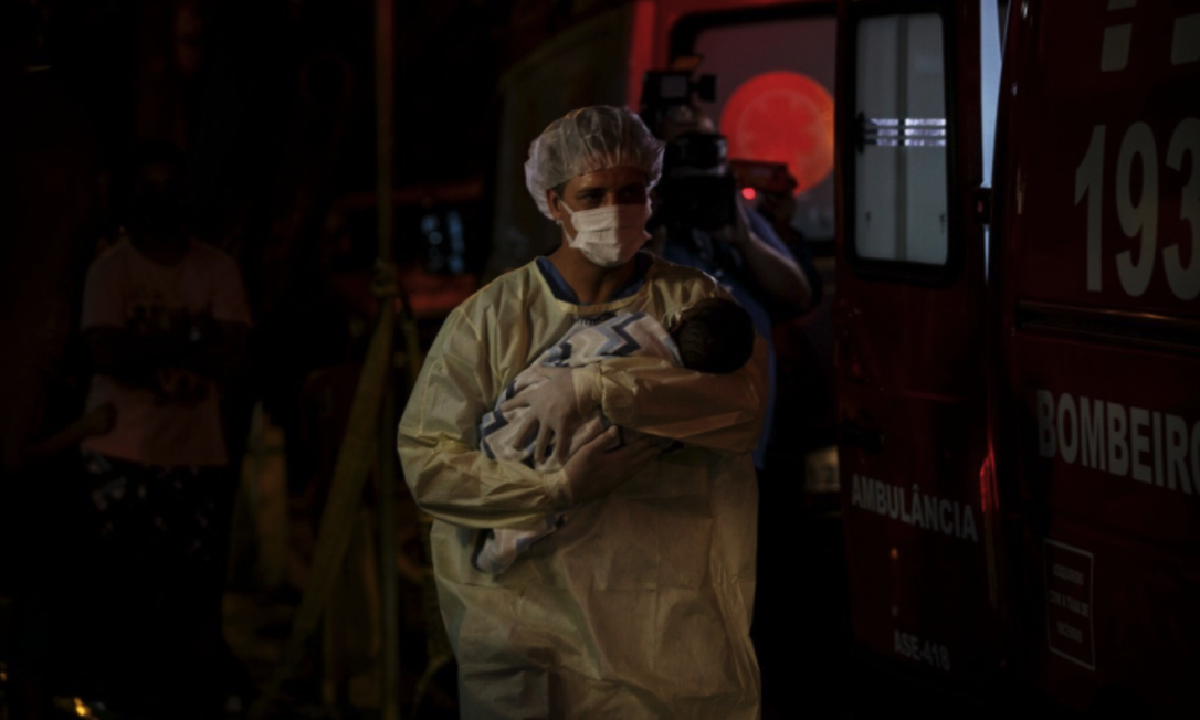 Durante toda a noite, profissionais de saúde fizeram a transferência de pacientes, entre bebês e crianças, do Hospital Federal de Bonsucesso Foto: Alexandre Cassiano / Agência O GLOBO