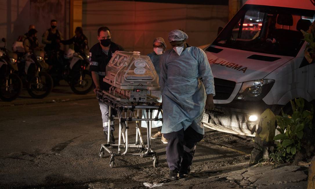 Crianças foram transferidas durante a noite no HFB; algumas, em incubadoras Foto: Alexandre Cassiano / Agência O Globo