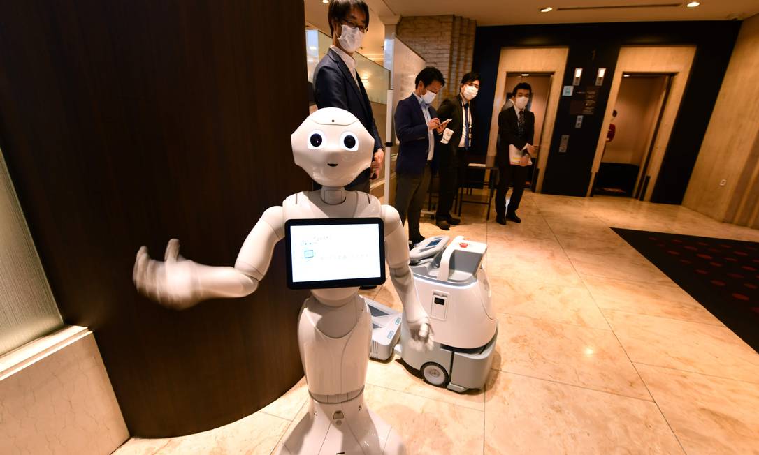 Robô em lobby de hotel: futuro dos hotéis passa pela tecnologia Foto: Kazuhiro NOGI/AFP / O GLOBO