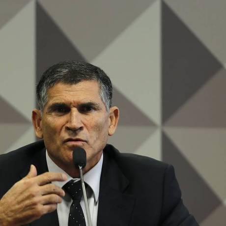 General Santos Cruz em depoimento no Congresso Foto: Jorge William / Agência O Globo