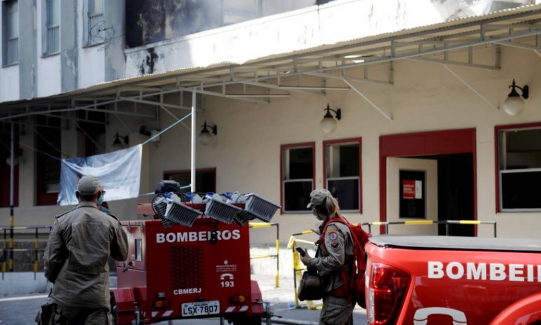Bombeiros trabalham no rescaldo do incêndio no Hospital Federal de Bonsucesso Foto: Gabriela de Paiva / Agência O Globo