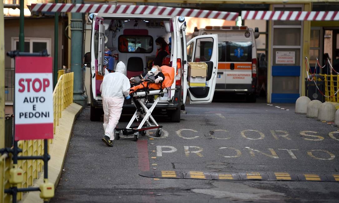 Uma mulher é carregada em uma maca em um acesso restrito a pacientes da Covid-19 fora do hospital Umberto I, em Roma. A Europa luta para conter um aumento alarmante de casos de coronavírus Foto: FILIPPO MONTEFORTE / AFP