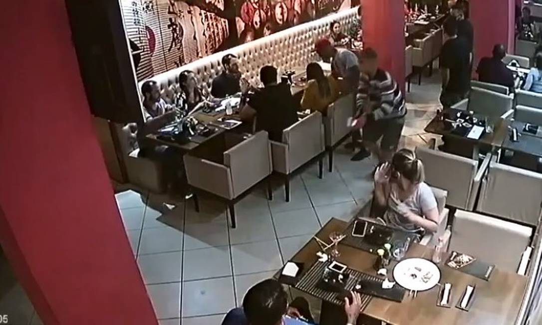 Bandidos levaram pertences de clientes e funcionários de restaurante japonês na Tijuca Foto: Reprodução