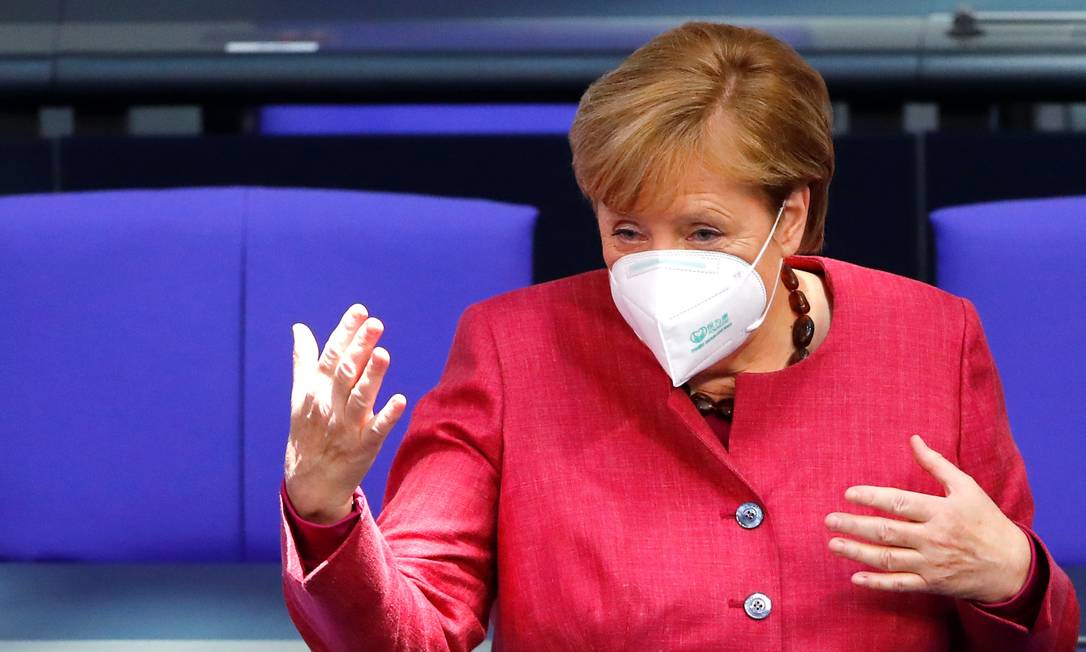 A chanceler alemã Angela Merkel discursa no Parlamento Foto: Fabrizio Bensch / Reuters