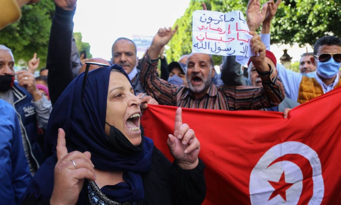 Tunisians chanted slogans during a demonstration against the defense of the French president, in front of the French embassy on Habib Bourguiba avenue in the capital Tunis Photo: ANIS MILI / AFP