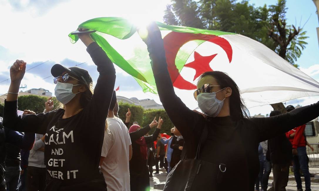 Tunisians and Algerians shout slogans during a demonstration against the French president in front of the French embassy on Tunis avenue Photo: ANIS MILI / AFP