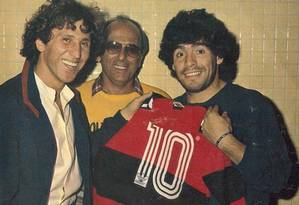 Maradona com Zico Foto: Reprodução