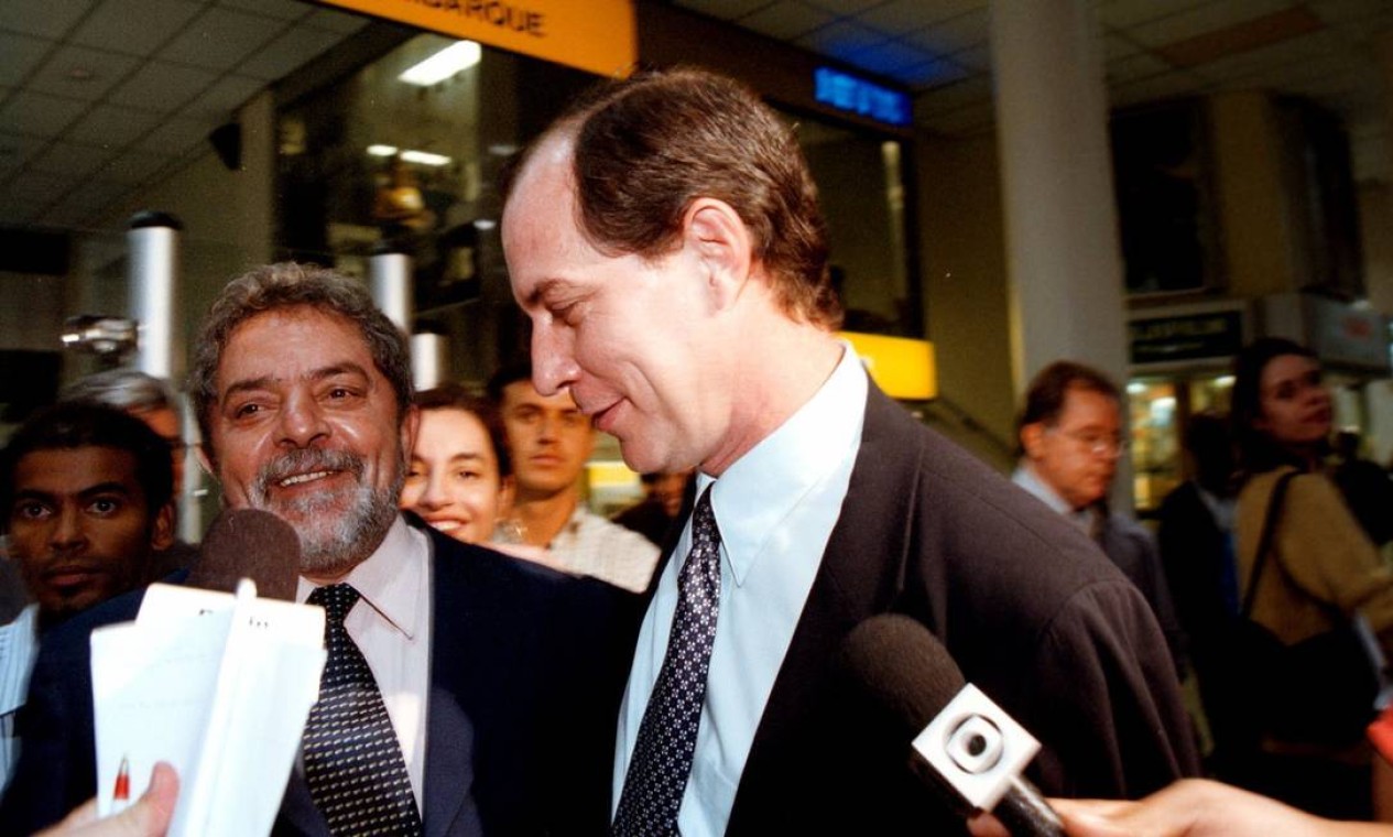 Em 2001, os pré-candidatos a presidência Lula e Ciro Gomes se cumprimentam durante encontro no Aeroporto da Pampulha, em Belo Horizonte Foto: Carlos Altman /  