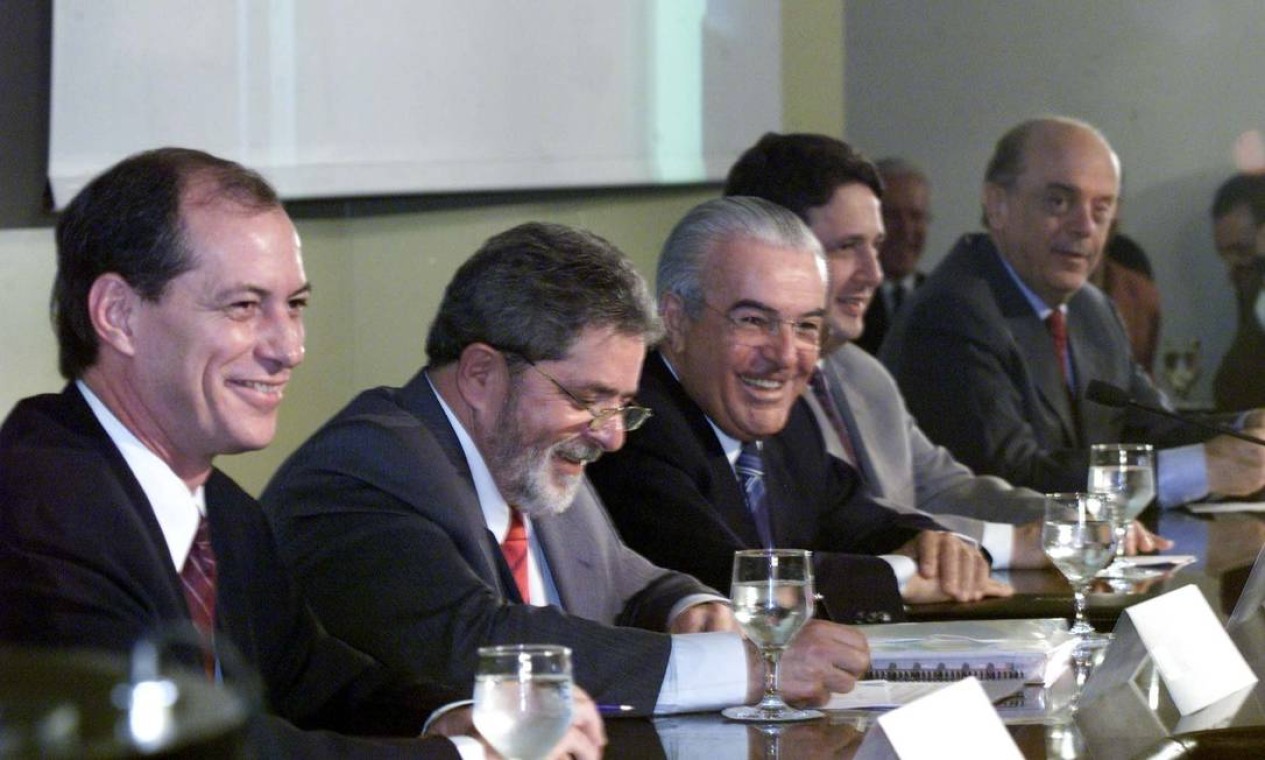 Os presidenciáveis Ciro Gomes, Lula, Anthony Garotinho e Josá Serra durante debate com empresários, em maio de 2002 Foto: Gustavo Miranda /  