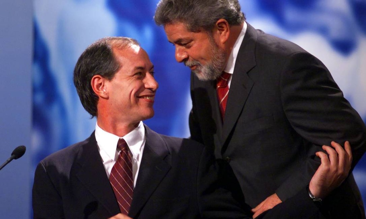 Lula cumprimenta Ciro Gomes, adversário nas eleições de 2002, antes do primeiro debate presidencial na TV Bandeirantes, em São Paulo Foto: Dario Lopez-Mills /  