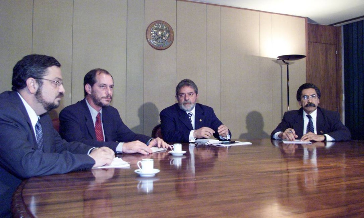 Em janeiro de 2003, Lula reunido com os ministros Antonio Palocci, Ciro Gomes e Olívio Dutra Foto: Ailton de Freitas /  