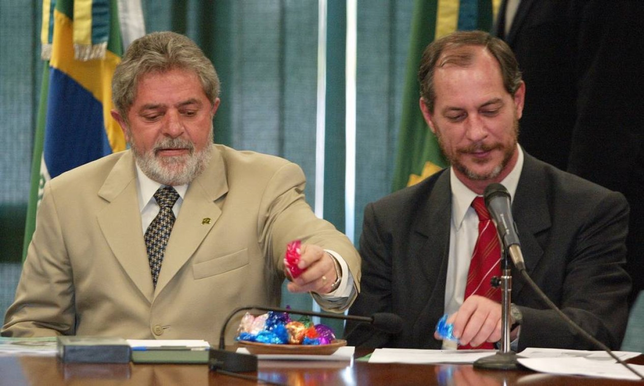 Ciro Gomes ao lado de Lula em julho de 2004, durante reunião sobre a recuperação da Transamazônica Foto: Ailton de Freitas /  