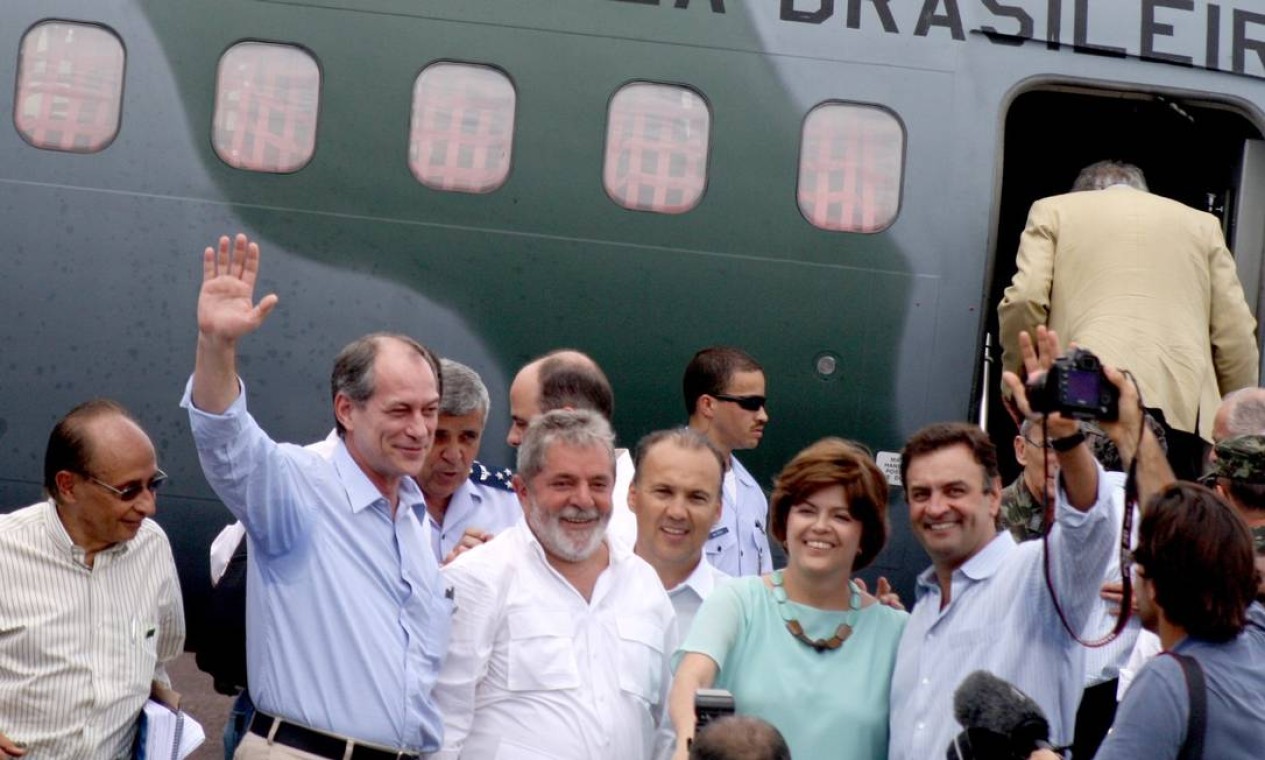 Lula, em outubro de 2009, posa para fotógrafos ao lado de três pré-candidatos à sua sucessão: Ciro Gomes, Dilma Rousseff e Aécio Neves Foto: Aparício Mansur /  
