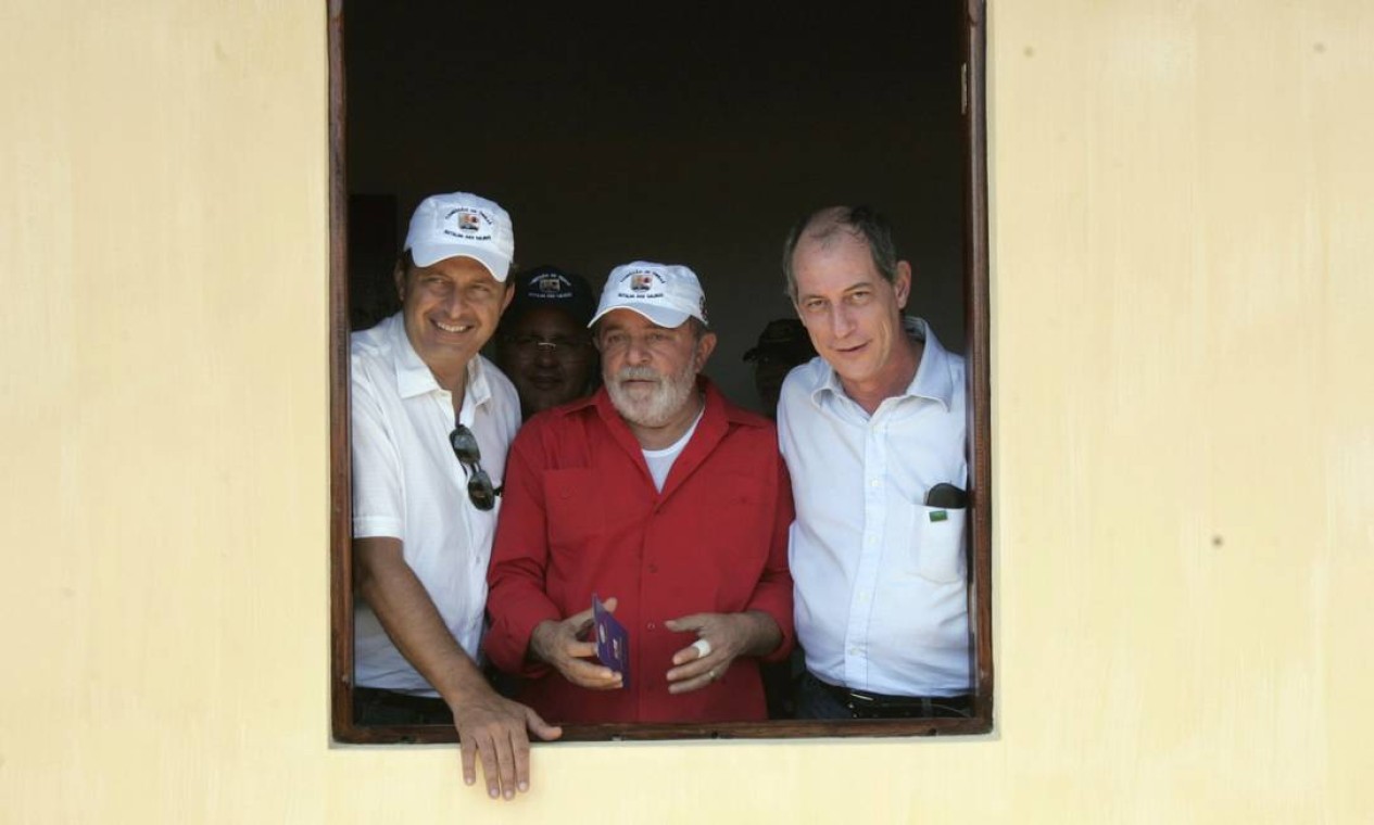 Lula, o governador Eduardo Campos e o deputado Ciro Gomes visitam casas populares Vila do Junco, Pernambuco Foto: Hans Von Manteuffel /  