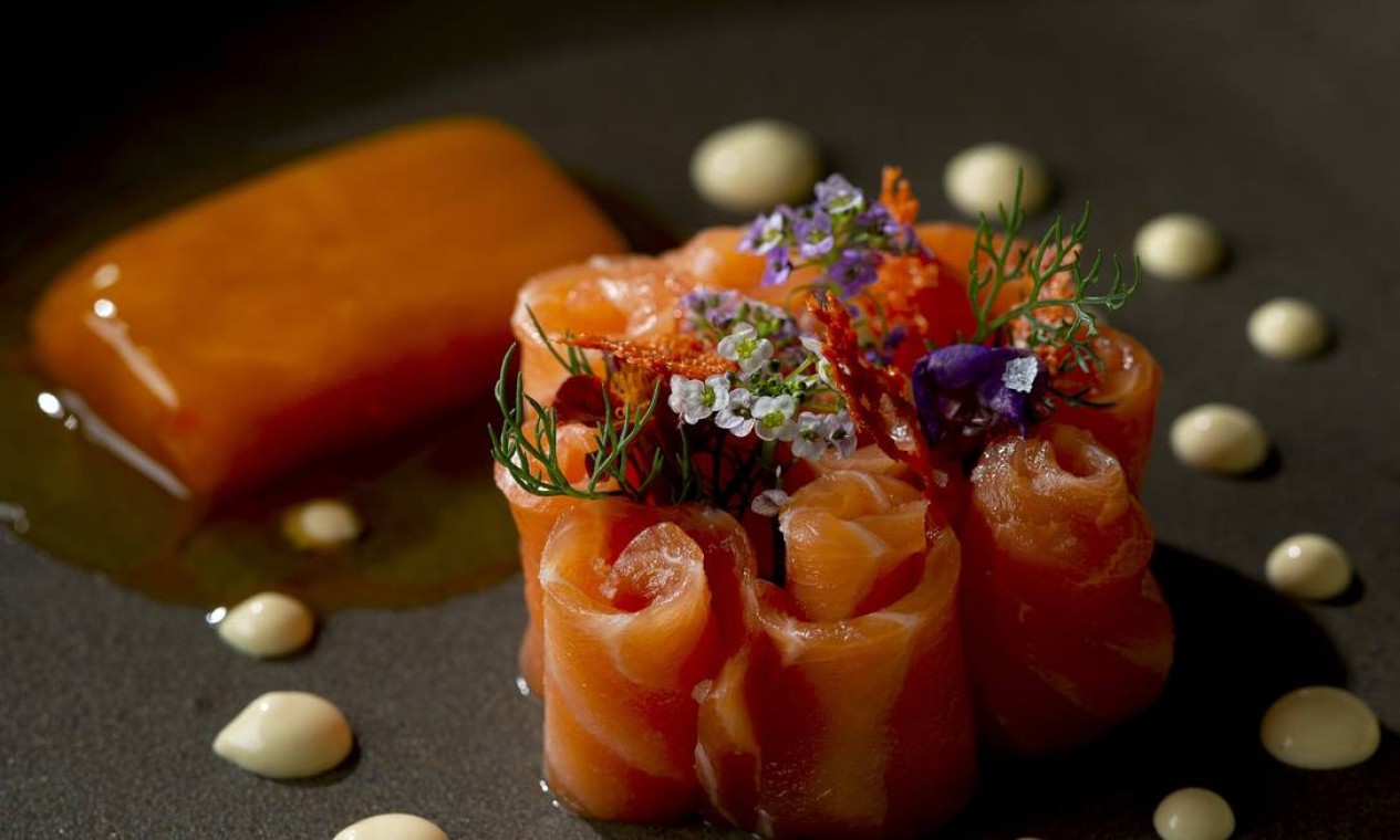 Sashimi de salmão, com ovas e flores comestíveis, servido com o genial gelo de maracujá, no Kitchen Asian Food Foto: Alexander Landau / Divulgação