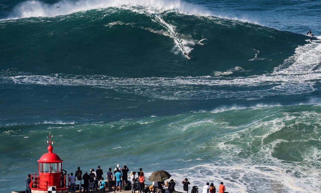 Surfistas desafiam as ondas gigantes de Nazaré, em Portugal Jornal O