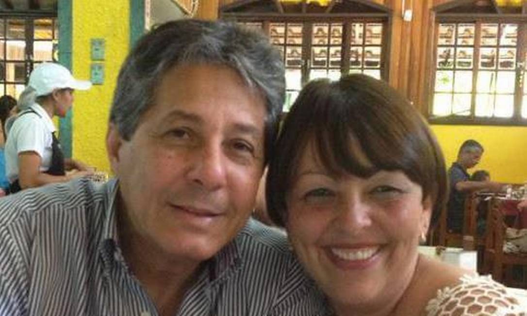 O médico Antônio Carlos da Silva Pires e a psicóloga Roseneia Gomes Machado foram casados por 30 anos Foto: Reprodução/Facebook