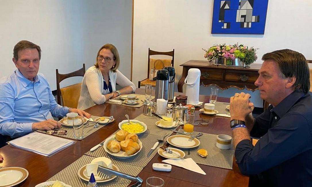 Marcelo Crivella, Sylvia Jane e Jair Bolsonaro tomam café da manhã no Palácio da Alvorada Foto: Divulgação