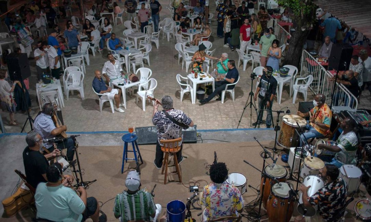 Samba - O formato de roda, com o público em volta, está suspenso, e os frequentadores em mesas, espaçados, é o tom do retorno do samba no Rio, que foi liberado no dia 20 de outubro Foto: Mauro Pimentel / AFP