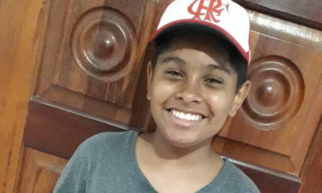 Menino que sonha em ser jogador de futebol viraliza na web ao se