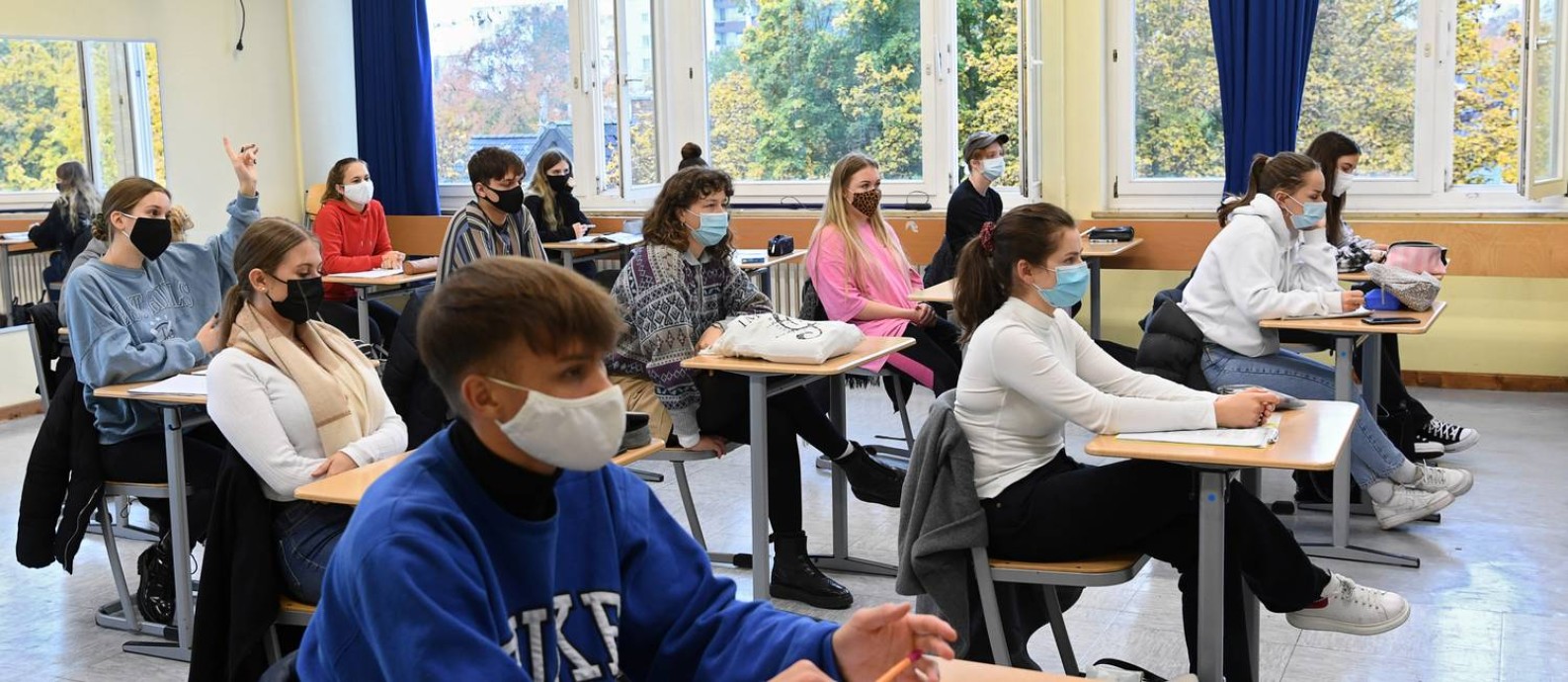 Em escola em Berlim, na Alemanha, janelas ficam abertas e os alunos têm que usar máscara Foto: Annegret Hilse / Reuters