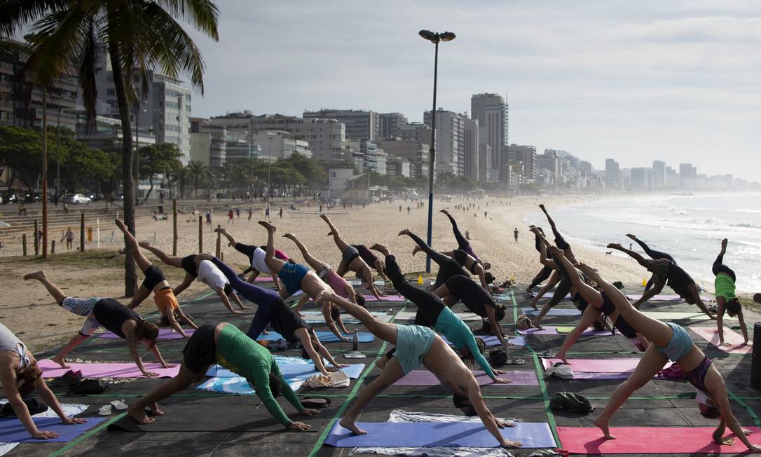 Distanciamento e máscara nas aulas gratuitas de yoga, no Leblon Foto: Márcia Foletto / Agência O Globo - 28/10/2020