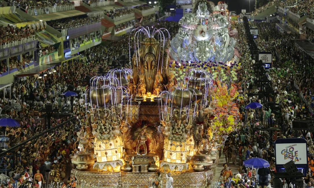 O desfile da Viradouro este ano: escolas querem receber R$ 1,5 milhão, cada uma, do governo do estado Foto: Alexandre Cassiano / Agência O Globo