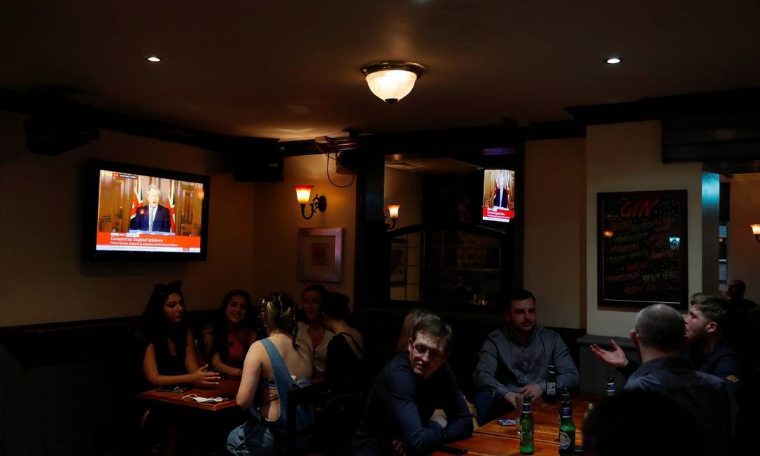 Pessoas em pub em Durham enquanto Boris Johnson anuncia a nova quarentena na Inglaterra Foto: LEE SMITH / REUTERS