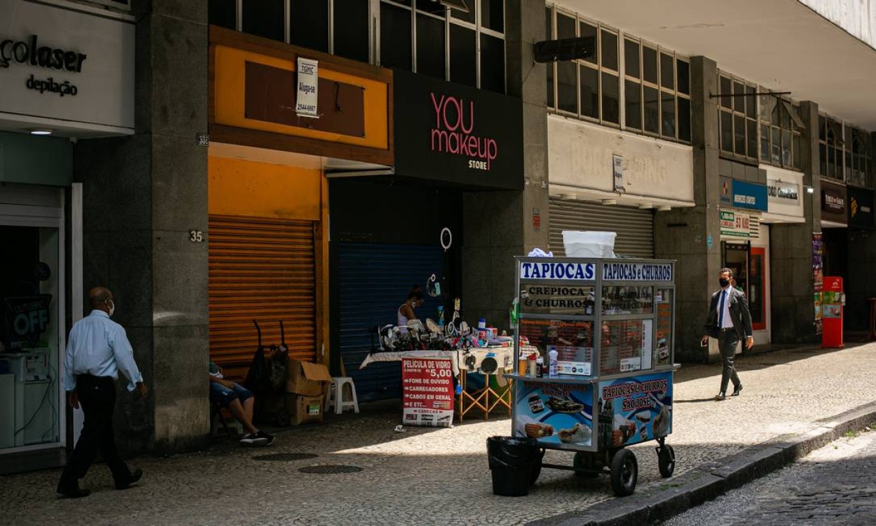 Rua São José, no Centro do Rio, sem movimento em dia de semana Foto: Hermes de Paula / Agência O Globo