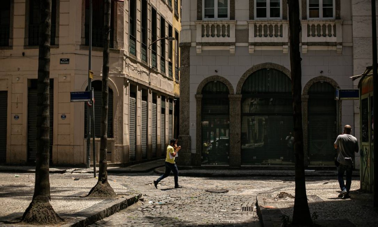 Estabelecimentos fechados na Rua do Rosário como resultado da pandemia Foto: Hermes de Paula / Agência O Globo