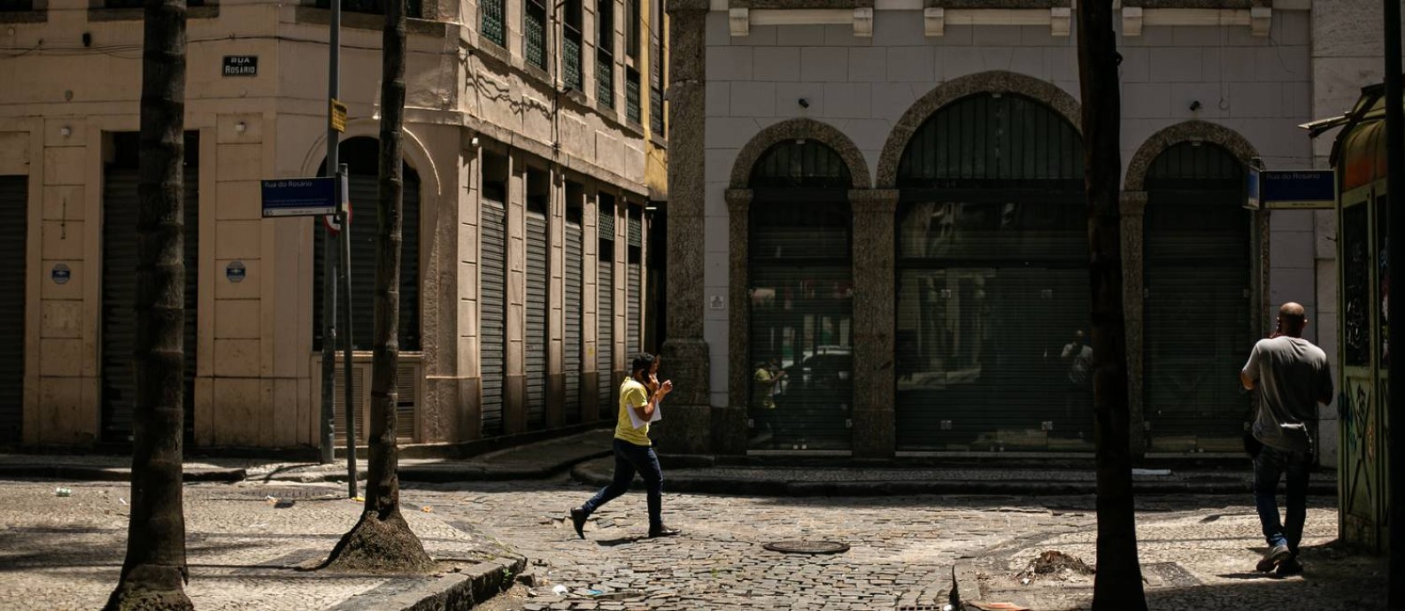 Deserto: A Rua do Rosário, com muitas lojas fechadas. As ruas transversais da Avenida Rio Branco são as que mais sofrem com imóveis vazios Foto: Hermes de Paula / Agência O Globo