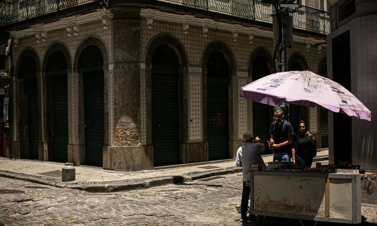 Pandemia altera paisagem da Rua do Rosário, no Centro do Rio, que costumava ter grande movientação em dias de semana Foto: Hermes de Paula / Agência O Globo