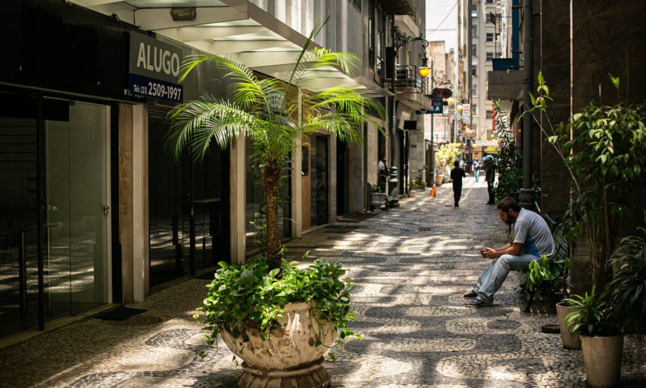 Lojas fechadas na Travessa do Ouvidor, no Centro do Rio, em razão da pandemia Foto: Hermes de Paula / Agência O Globo