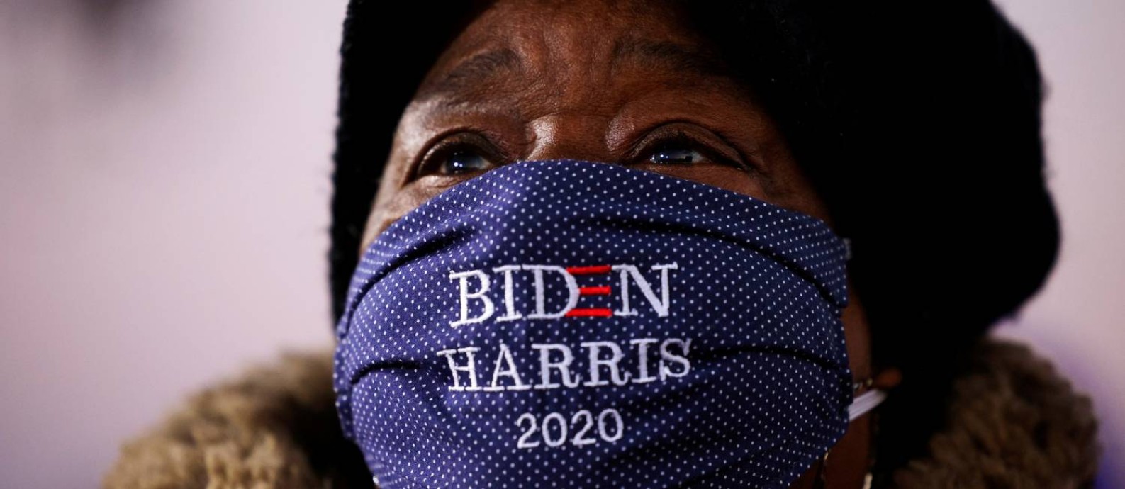 Eleitora em comício de Biden em Detroit, no sábado: disputa pela própria natureza dos EUA Foto: BRIAN SNYDER / REUTERS