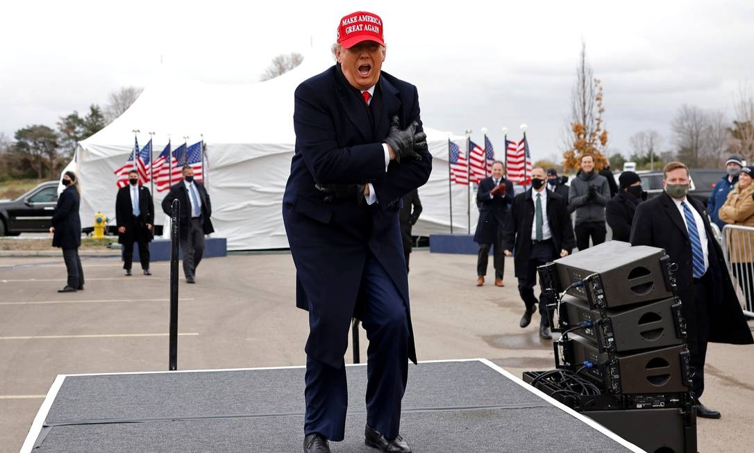 Donald Trump reage ao frio e ao vento durante um com�cio de campanha em Michigan Foto: CARLOS BARRIA / REUTERS