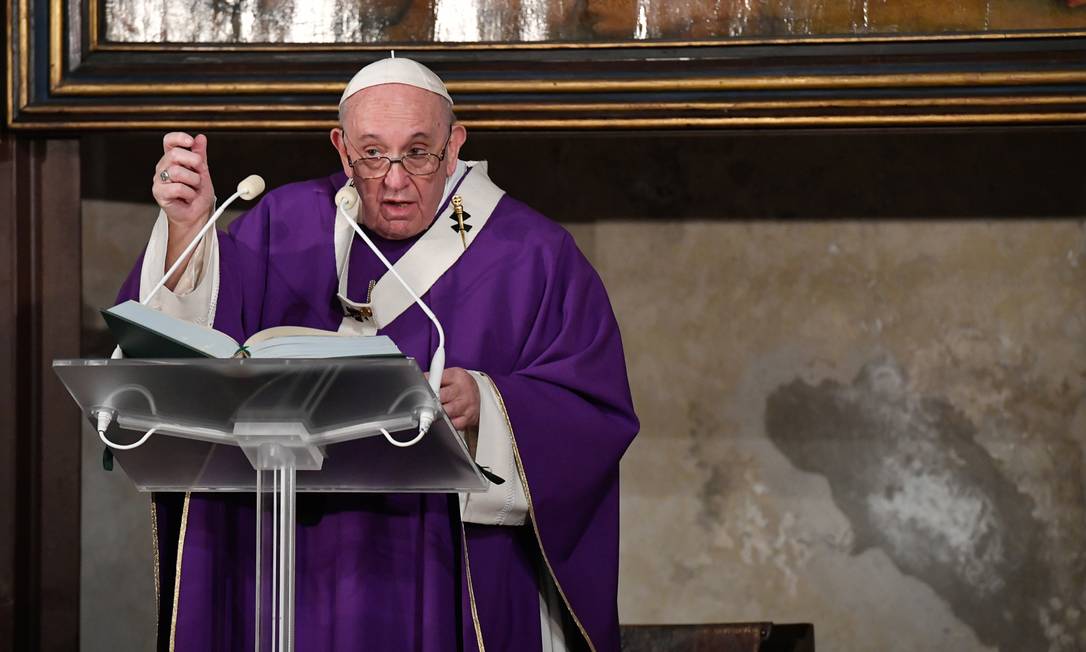 O Papa Francisco celebra a missa pelo Dia de Finados no Cemitério Tetutônico, no Vaticano Foto: - / AFP