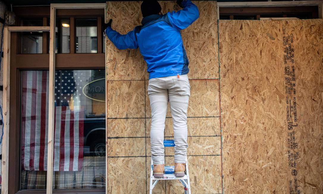 Com medo de protestos violentos após eleição presidencial, comércio em Washington, D.C, coloca tapumes para proteger lojas e restaurantes Foto: Chris McGrath / AFP