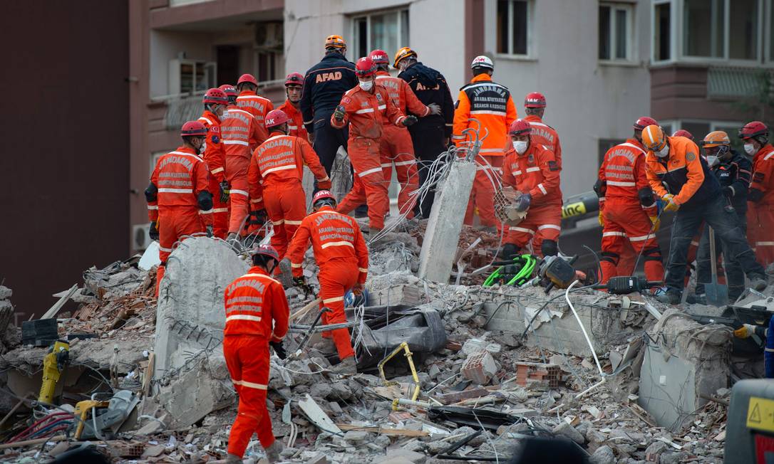 Por vítimas do terremoto, torcedores turcos jogam brinquedos no gramado