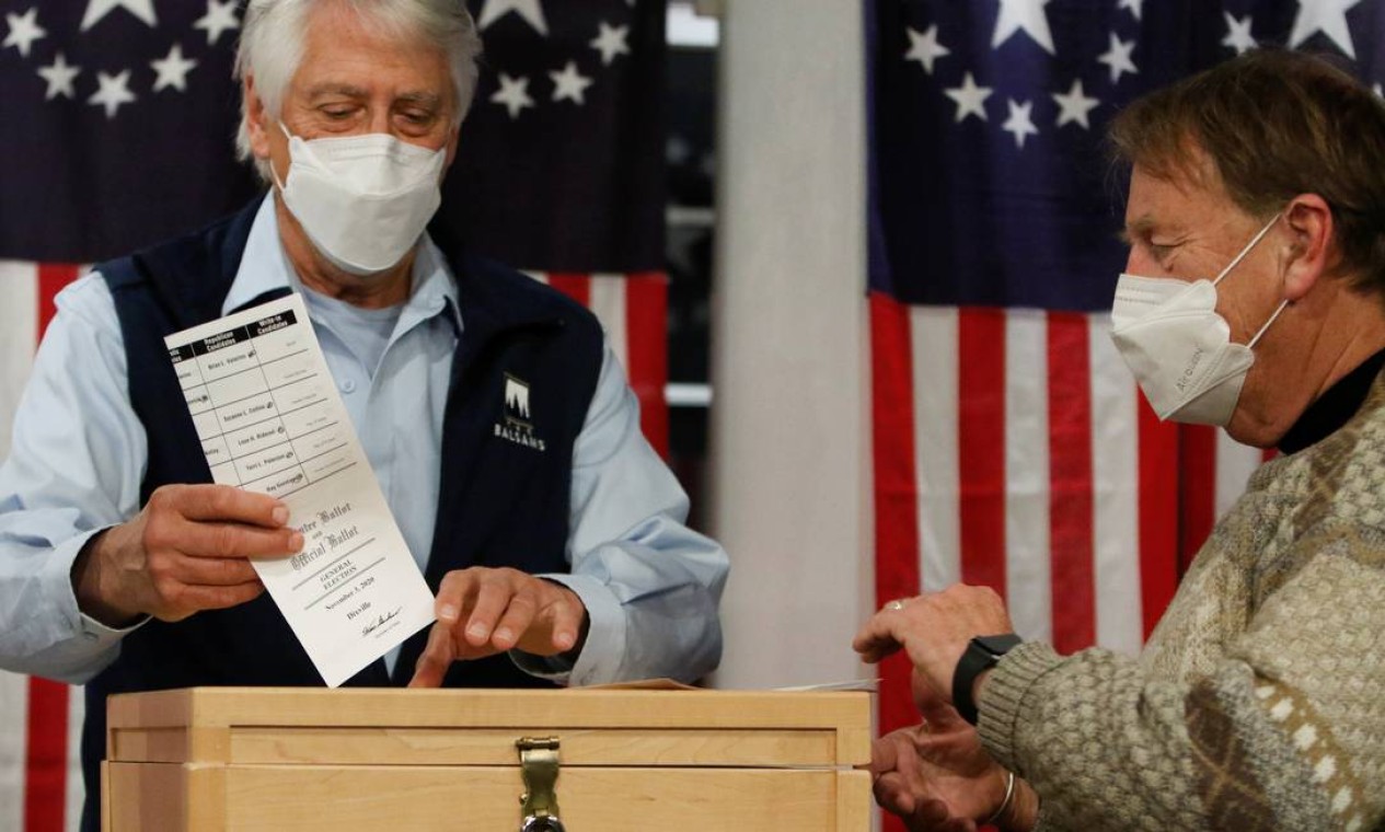 Homem lança sua cédula em uma urna pouco depois da meia-noite, quando foi aberta a votação para a eleição presidencial dos EUA no vilarejo de Dixville Notch, New Hampshire, EUA Foto: ASHLEY L. CONTI / REUTERS