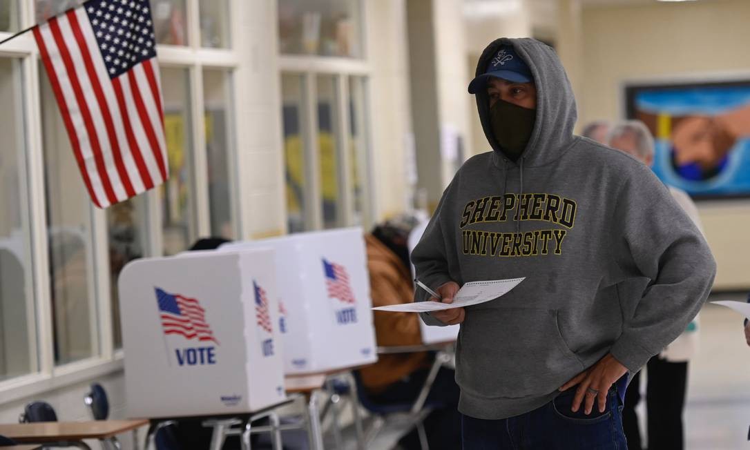 Eleitor registra sua cédula de votação em seção eleitoral em Winchester, Virgínia. Seções foram abertas em Nova York, Nova Jersey e Virgínia no início desta terça-feira Foto: ANDREW CABALLERO-REYNOLDS / AFP