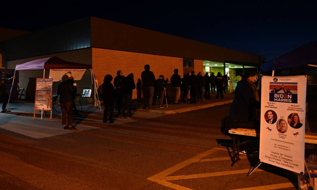 Eleitores aguardam na fila de uma seção eleitoral em Winchester, Virgínia Foto: ANDREW CABALLERO-REYNOLDS / AFP