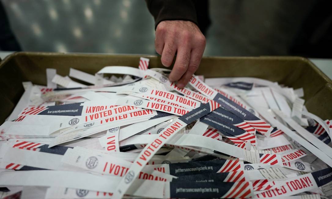 Um eleitor leva um adesivo &#034;Eu votei hoje&#034;, em Kentucky. Eleição histórica já tem mais de cem milhões de americanos que votaram antecipadamente Foto: BRYAN WOOLSTON / REUTERS
