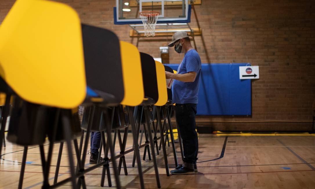 Um eleitor registra seu voto durante a eleição presidencial dos EUA no ginásio do Victory Park, em Pasadena, Califórnia Foto: MARIO ANZUONI / REUTERS