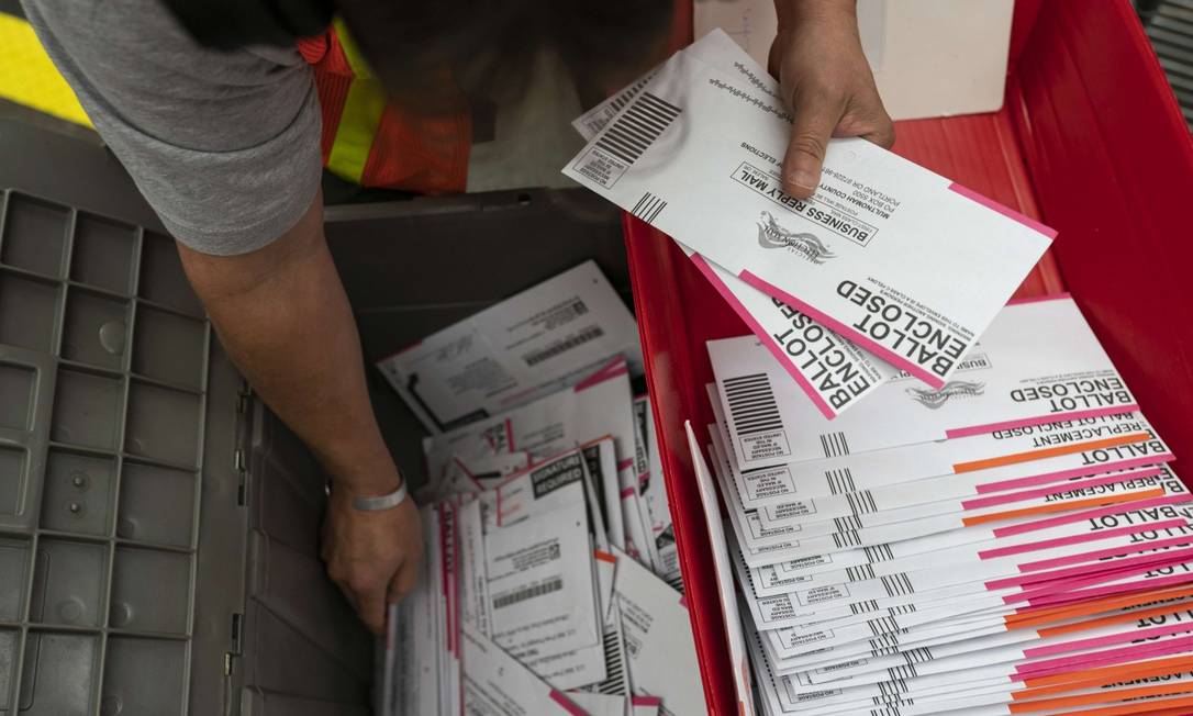 Votos pelo correio são contados em Portland, no Oregon Foto: Nathan Howard / AFP / 2-11-2020