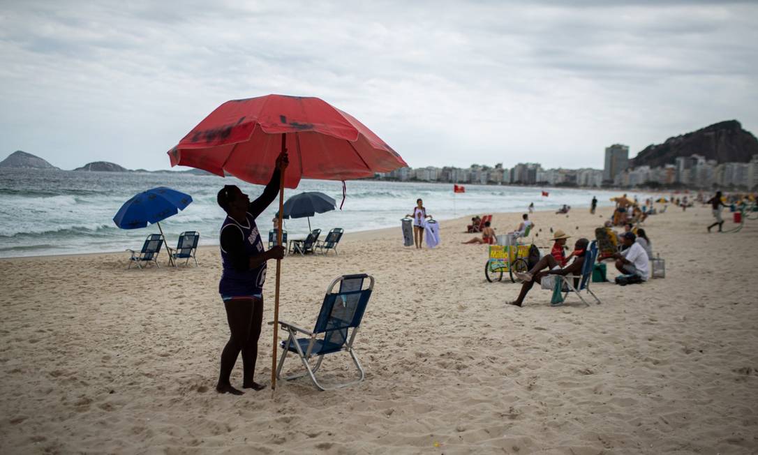 Retomada: com números em queda, prefeitura voltou a permitir permanência na areia das praias: o que já vinha sendo feito Foto: Hermes de Paula / Agência O Globo