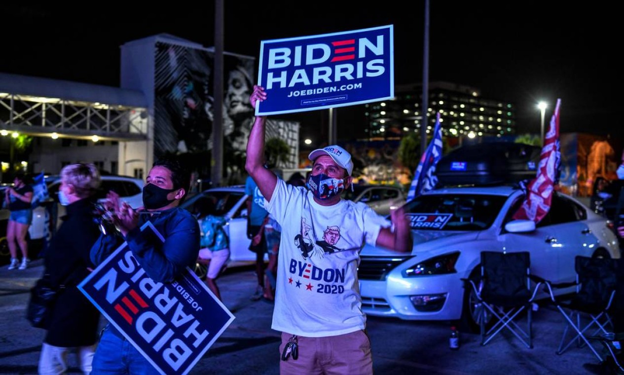 Eleitores democratas aplaudem enquanto participam de uma festa de observação em Miami, Flórida Foto: CHANDAN KHANNA / AFP