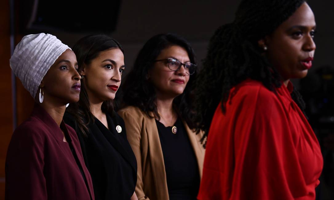 Da esquerda para direita, as deputadas americanas Ilhan Omar Rashida Tlaib, Alexandria Ocasio-Cortez e Ayanna Pressley; as quatro foram reeleitas para a Câmara dos EUA Foto: BRENDAN SMIALOWSKI / AFP