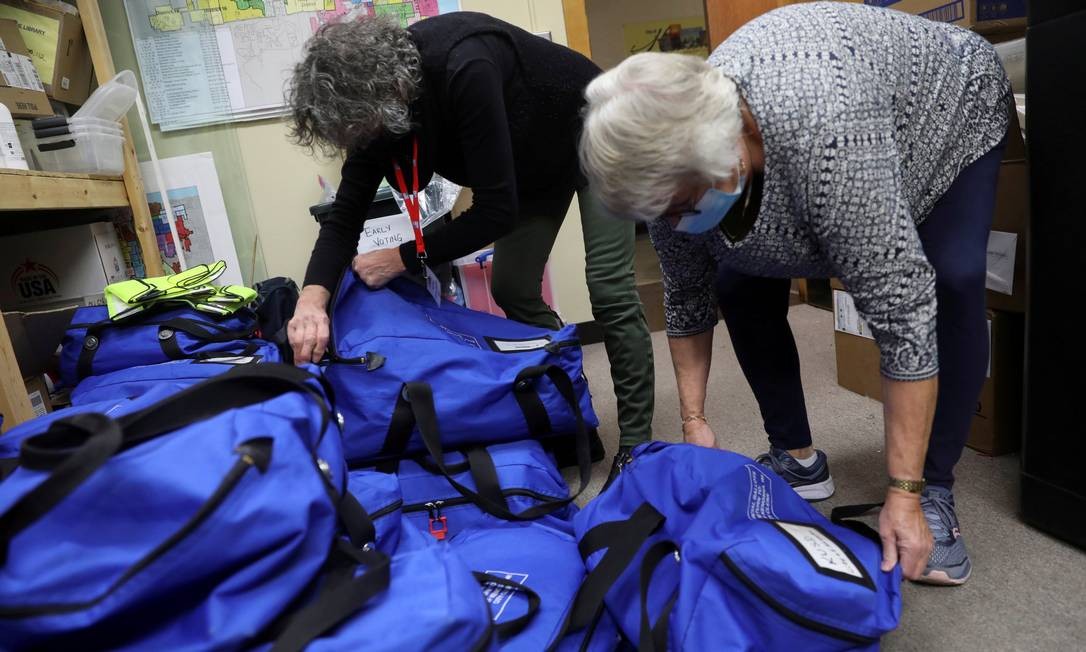 Autoridades eleitorais abrem sacos com cédulas após o dia da eleição, em Kenosha, Wisconsin, um dos estados considerados decisivos Foto: DANIEL ACKER / REUTERS