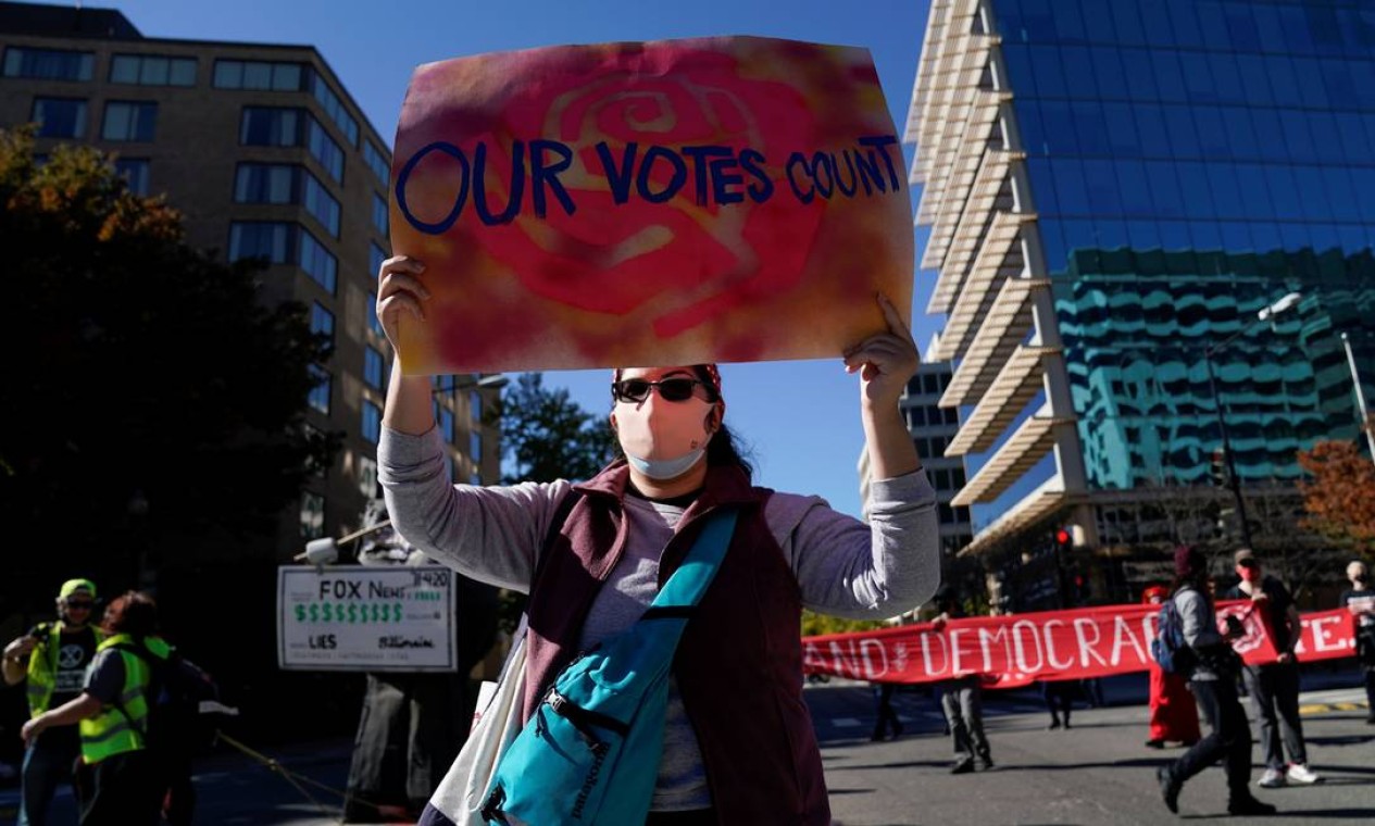 Uma ativista participa de um protesto liderado pela paralisação do DC, no dia seguinte às eleições presidenciais dos EUA, em Washington Foto: ERIN SCOTT / REUTERS